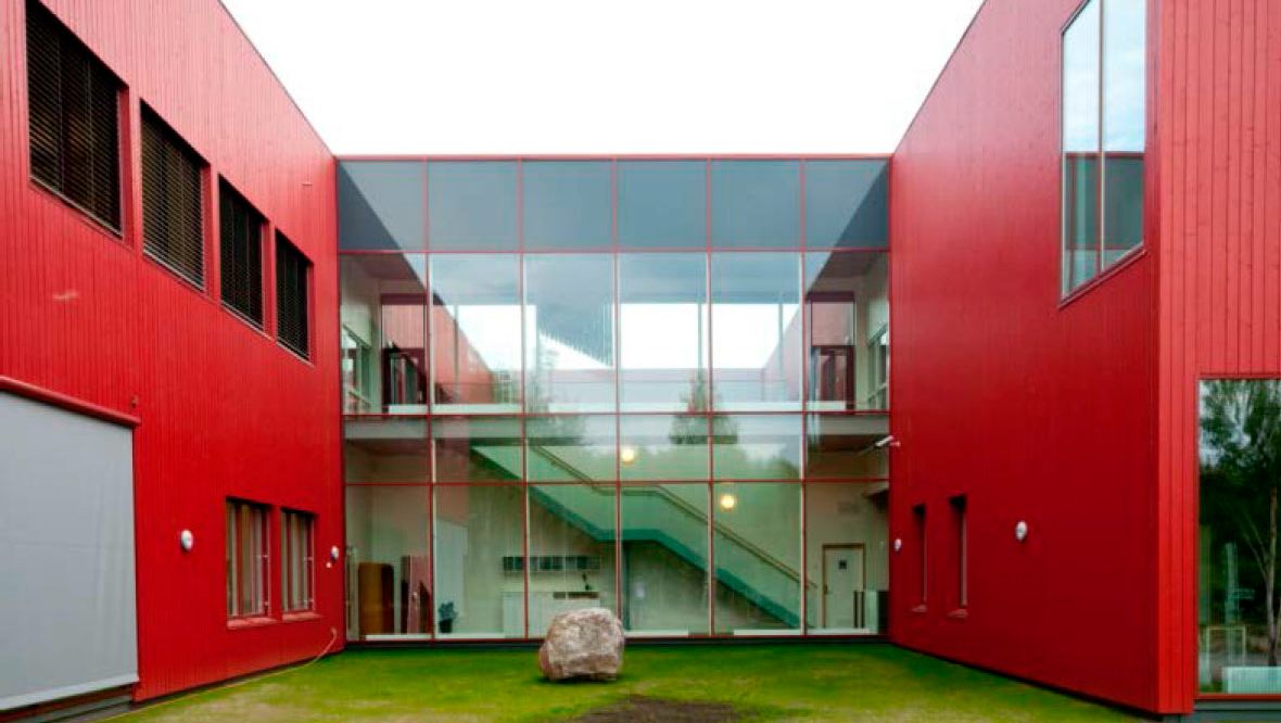 Rødt moderne bygg